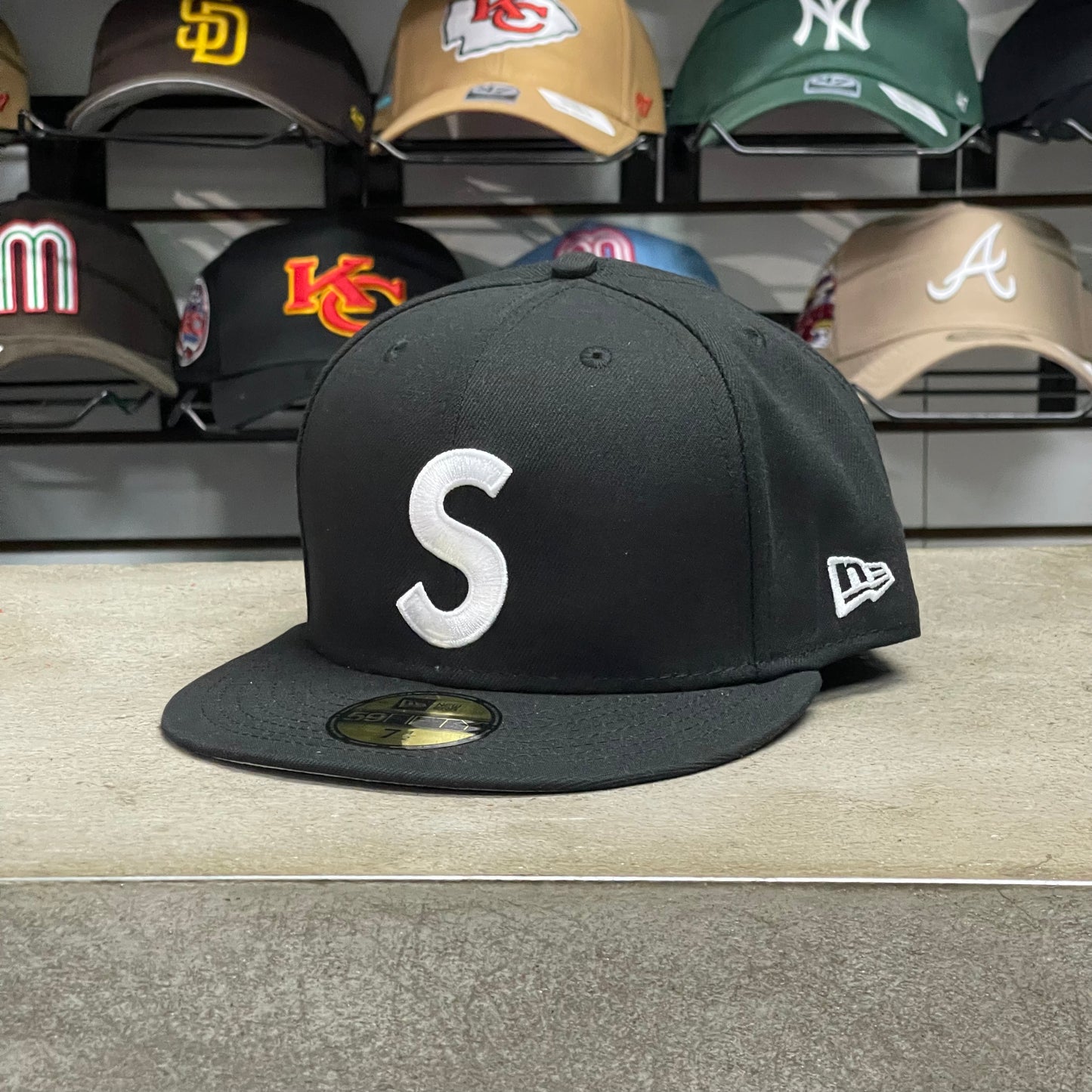 SUPREME WORLD FAMOUS EXCLUSIVA