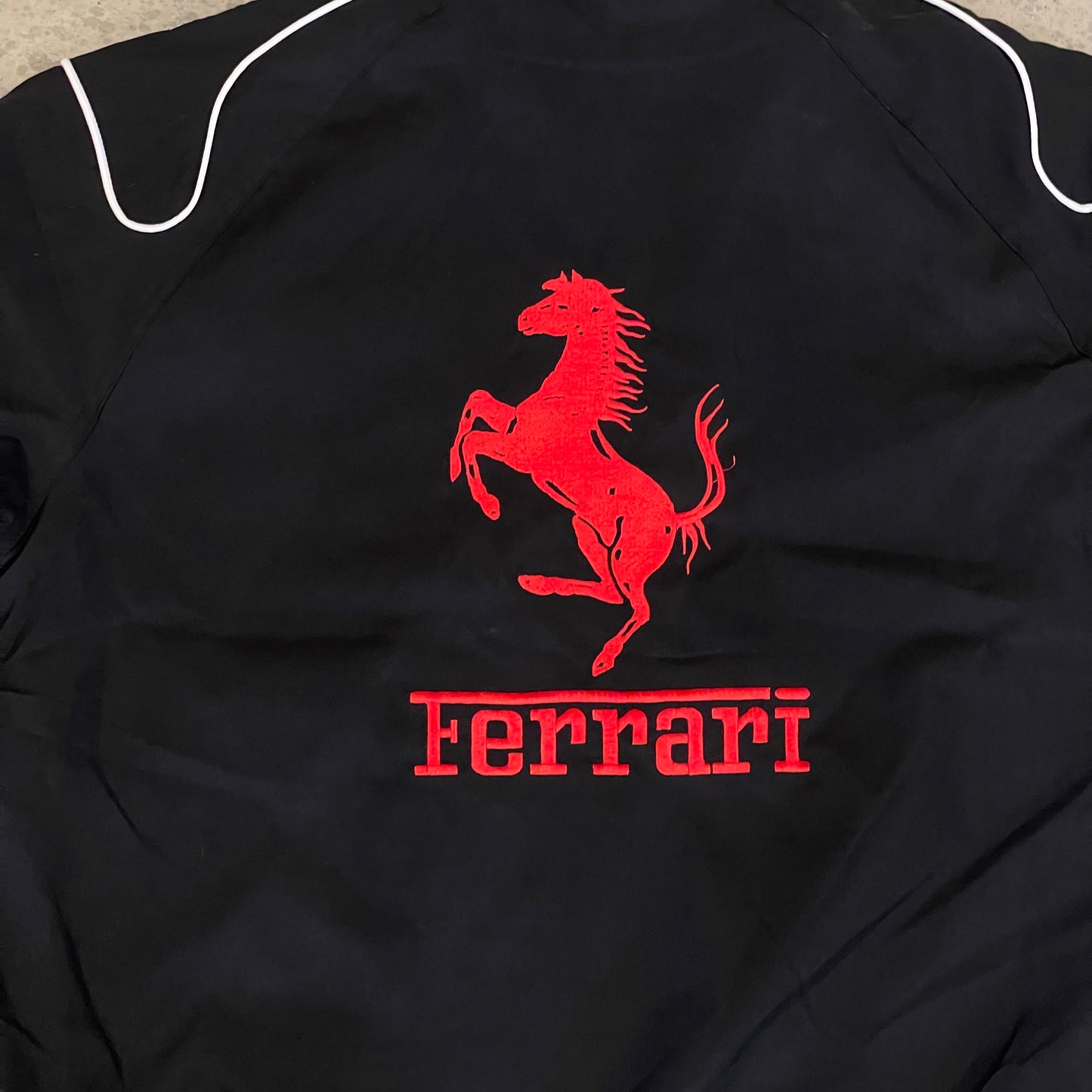 CHAQUETA FERRARI COLOR NEGRO Y ROJO