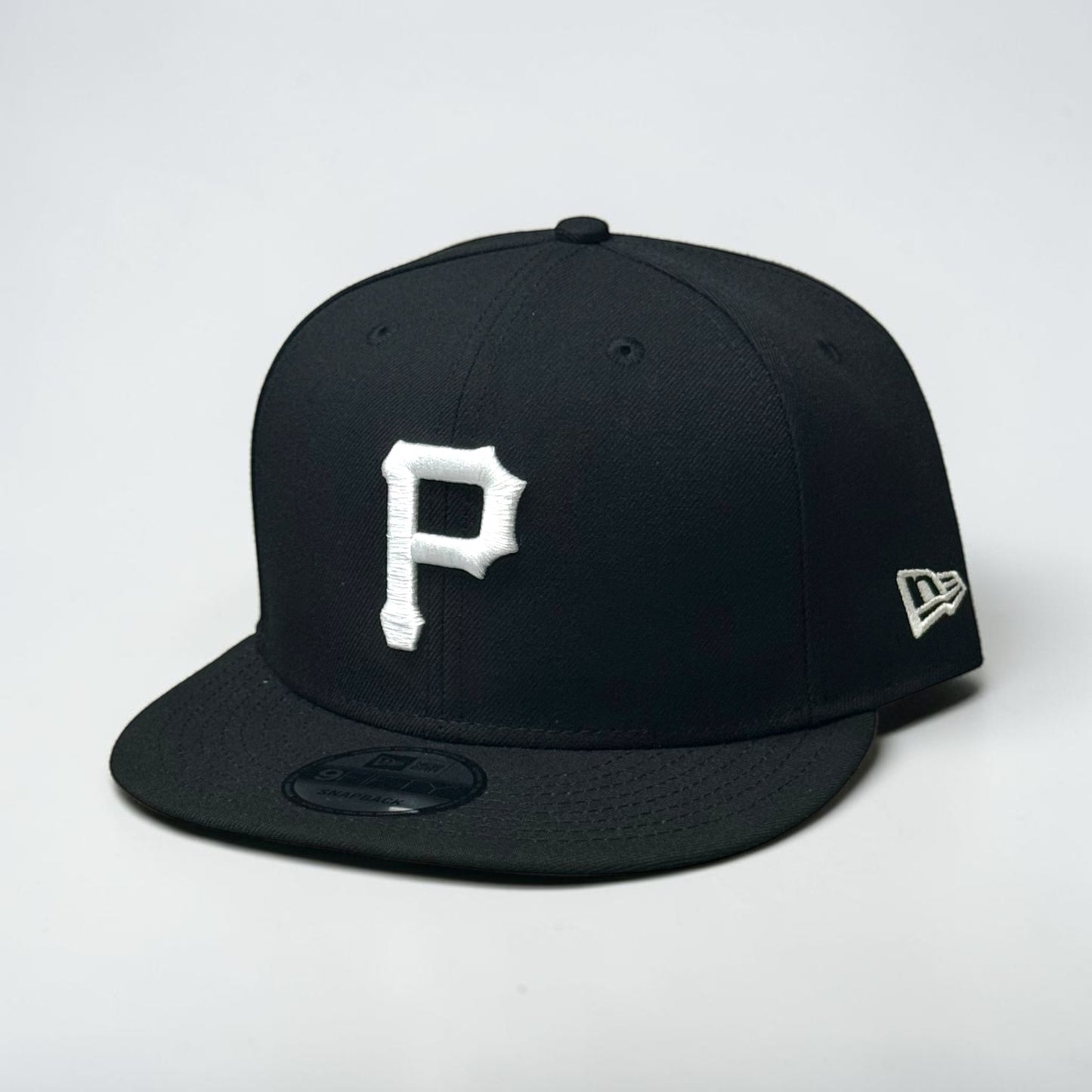 PITTSBURGH PIRATES BLACK & WHITE AJUSTABLE