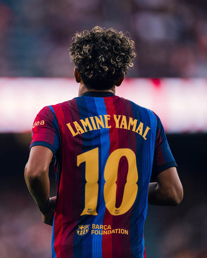 JERSEY BARCELONA LOCAL “LAMINE YAMAL 10” PARA NIÑO (incluye short)